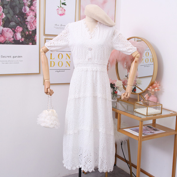 Modern női ruha spitz nyakkivágással és 3/4-es ujjakkal