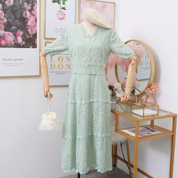 Modern női ruha spitz nyakkivágással és 3/4-es ujjakkal