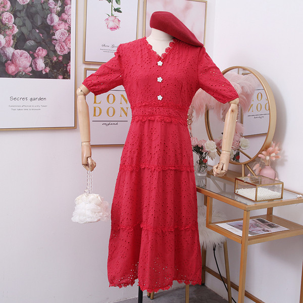 Modern női ruha spitz nyakkivágással és 3/4-es ujjakkal