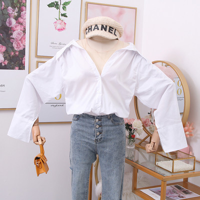 Női ing mély spitz nyakkivágással és széles ujjakkal