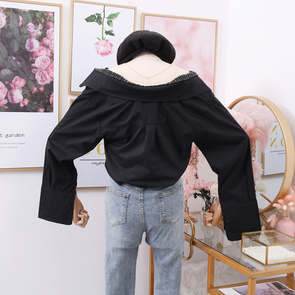 Női ing mély spitz nyakkivágással és széles ujjakkal