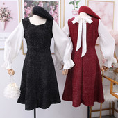 Kivágott női ruhamodell nyakkendővel és hosszú ujjal