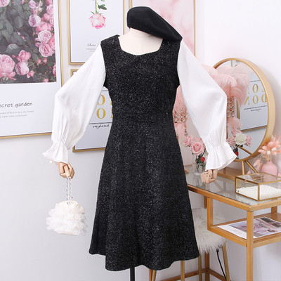 Kivágott női ruhamodell nyakkendővel és hosszú ujjal