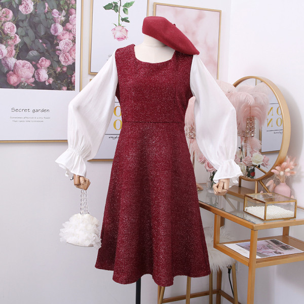 Kivágott női ruhamodell nyakkendővel és hosszú ujjal