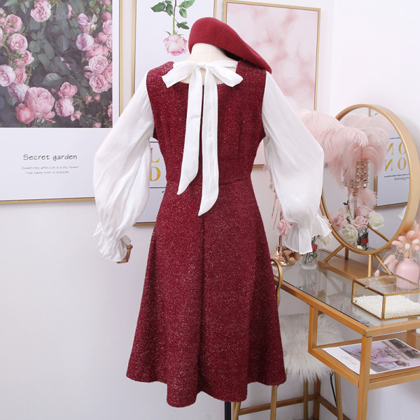 Kivágott női ruhamodell nyakkendővel és hosszú ujjal