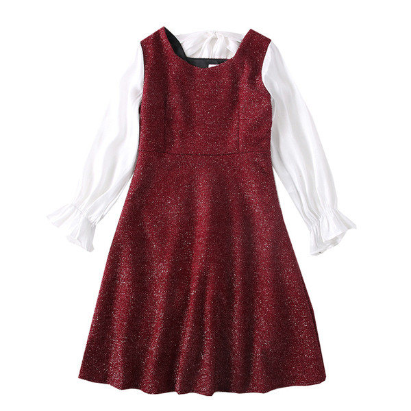 Kivágott női ruhamodell nyakkendővel és hosszú ujjal