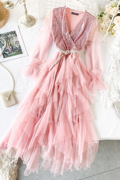 Hosszú női ruha V-nyakkal és flitterekkel