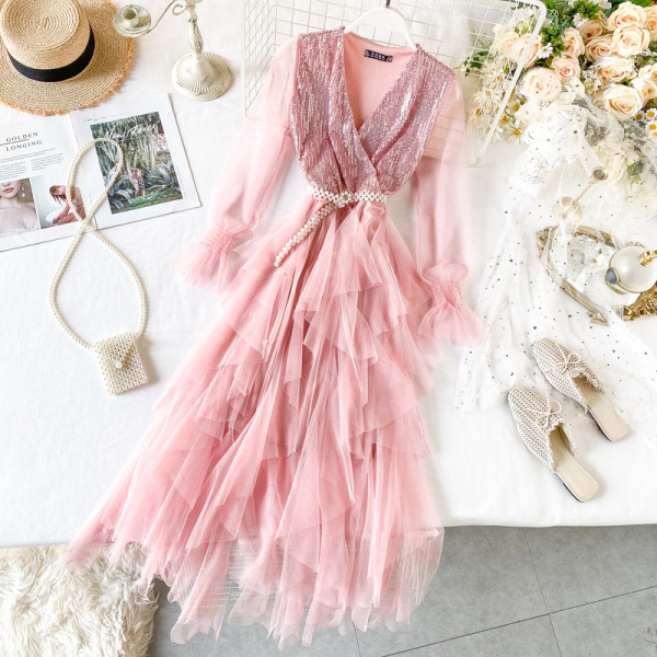 Hosszú női ruha V-nyakkal és flitterekkel