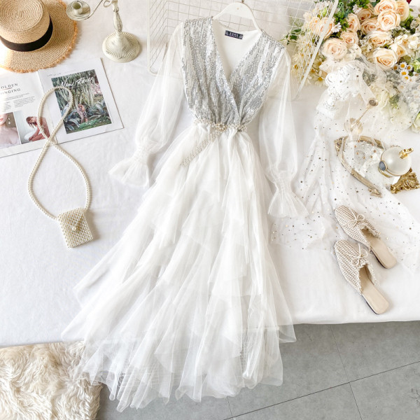 Hosszú női ruha V-nyakkal és flitterekkel