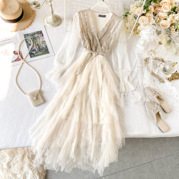 Hosszú női ruha V-nyakkal és flitterekkel