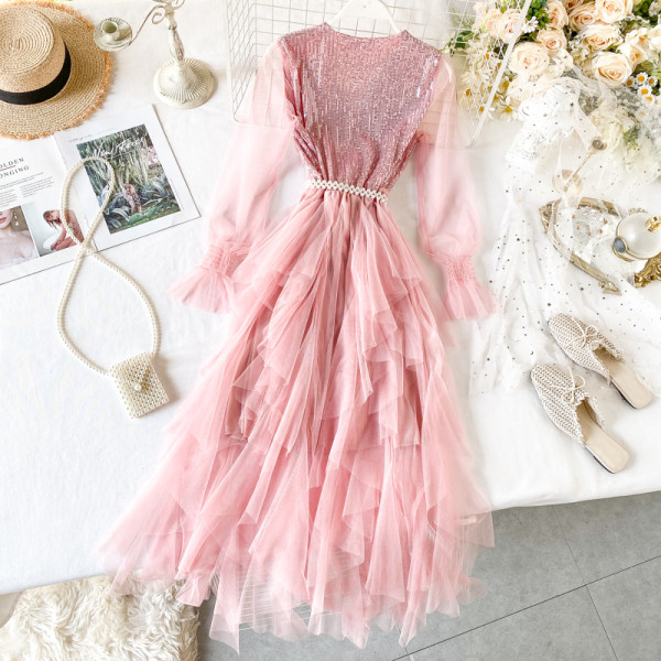 Hosszú női ruha V-nyakkal és flitterekkel