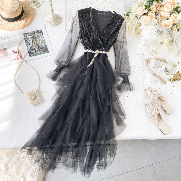 Hosszú női ruha V-nyakkal és flitterekkel