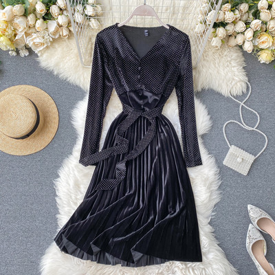 Stílusos női bársonyruha V-nyakú és hosszú ujjú