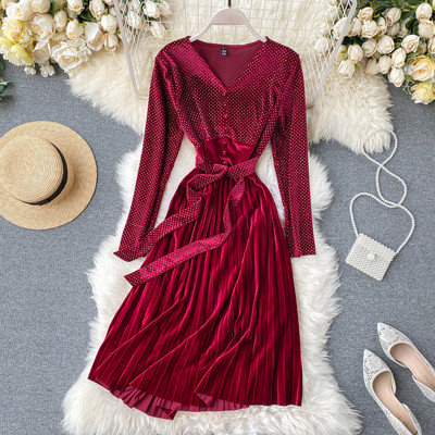 Stílusos női bársonyruha V-nyakú és hosszú ujjú