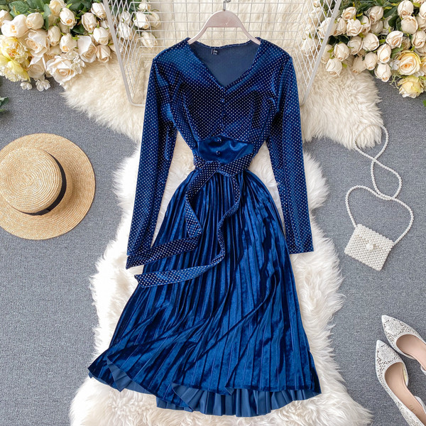 Stílusos női bársonyruha V-nyakú és hosszú ujjú