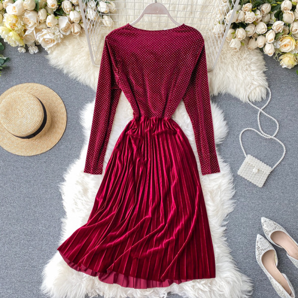 Stílusos női bársonyruha V-nyakú és hosszú ujjú