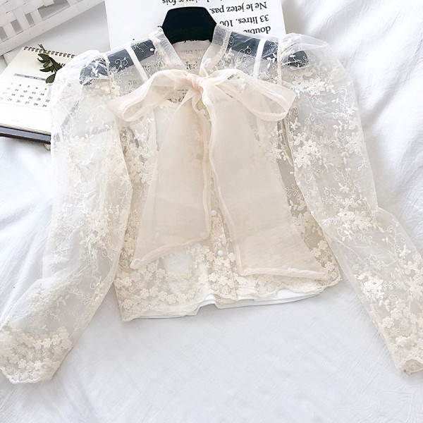 Elegáns női csipke ing hímzéssel és szalaggal