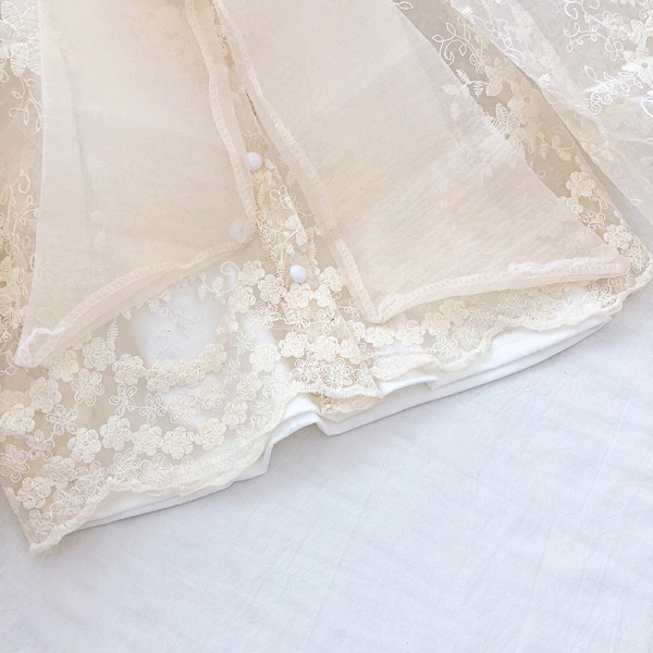 Elegáns női csipke ing hímzéssel és szalaggal