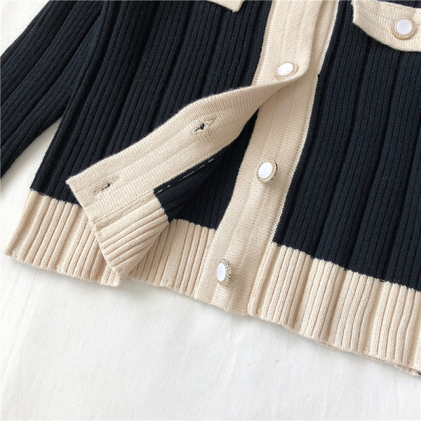 Modern női mellény gombokkal és ovális nyakkivágással