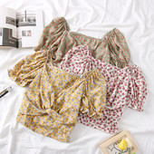 Modern női blúz négyzet alakú nyakkivágással, rövid ujjú virágos motívumokkal