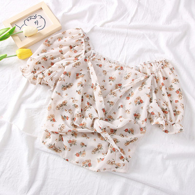 Modern női blúz négyzet alakú nyakkivágással, rövid ujjú virágos motívumokkal