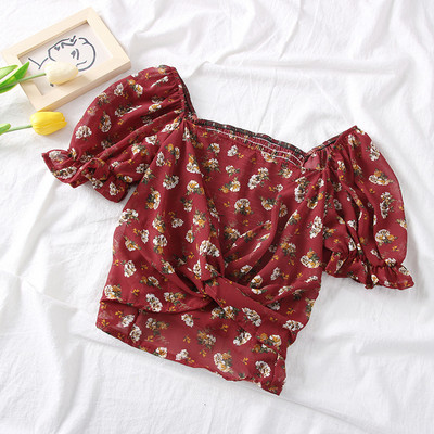 Modern női blúz négyzet alakú nyakkivágással, rövid ujjú virágos motívumokkal