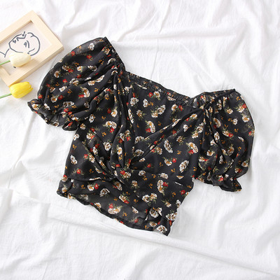 Modern női blúz négyzet alakú nyakkivágással, rövid ujjú virágos motívumokkal