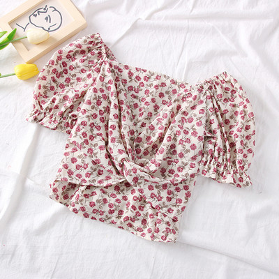 Modern női blúz négyzet alakú nyakkivágással, rövid ujjú virágos motívumokkal