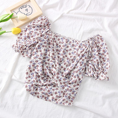 Modern női blúz négyzet alakú nyakkivágással, rövid ujjú virágos motívumokkal