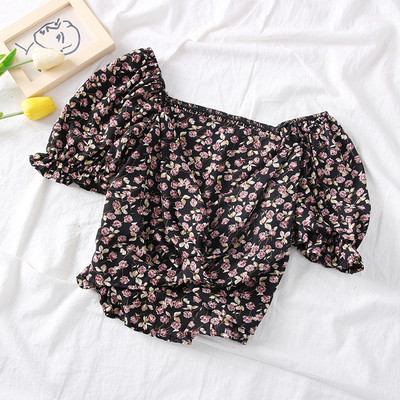 Modern női blúz négyzet alakú nyakkivágással, rövid ujjú virágos motívumokkal