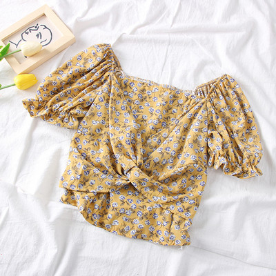 Modern női blúz négyzet alakú nyakkivágással, rövid ujjú virágos motívumokkal