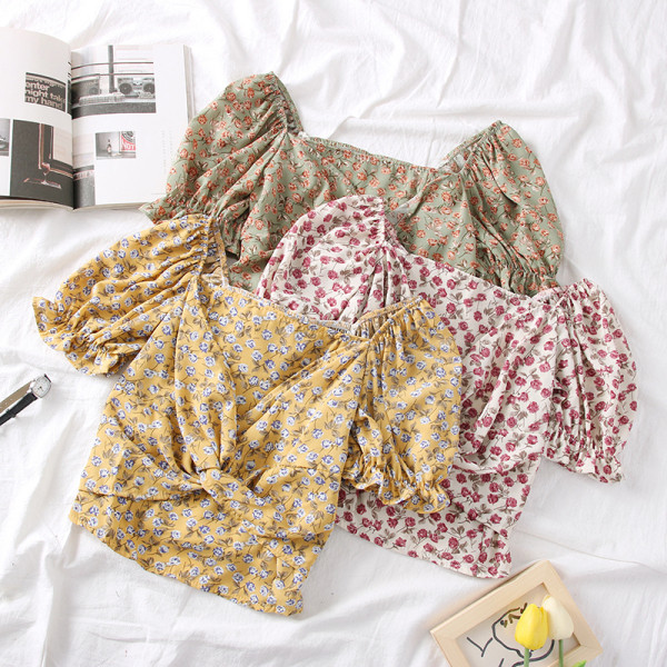 Modern női blúz négyzet alakú nyakkivágással, rövid ujjú virágos motívumokkal