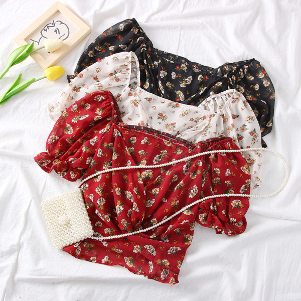 Modern női blúz négyzet alakú nyakkivágással, rövid ujjú virágos motívumokkal