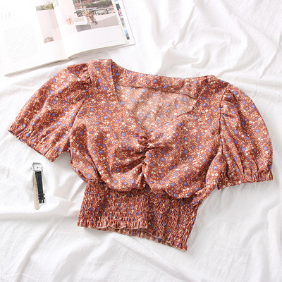 Női blúz spitz nyakkivágással és virágmotívumokkal