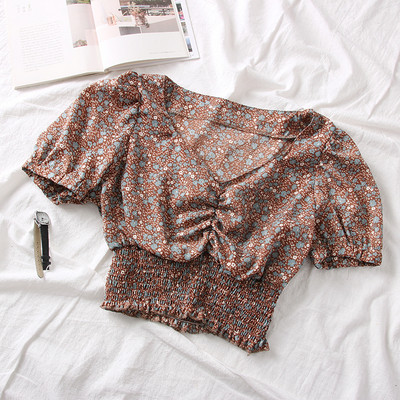 Női blúz spitz nyakkivágással és virágmotívumokkal