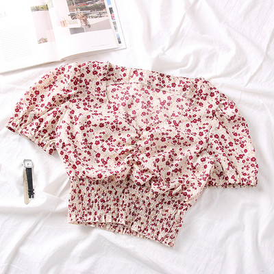 Női blúz spitz nyakkivágással és virágmotívumokkal