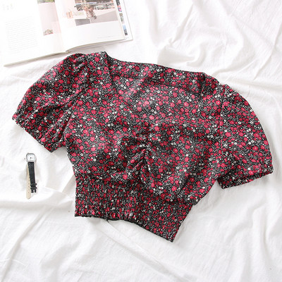 Női blúz spitz nyakkivágással és virágmotívumokkal