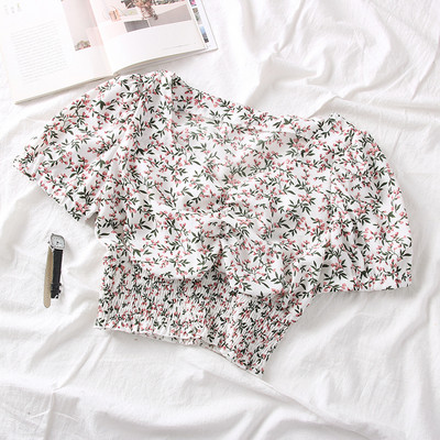 Női blúz spitz nyakkivágással és virágmotívumokkal