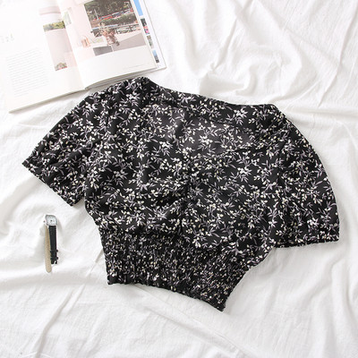 Női blúz spitz nyakkivágással és virágmotívumokkal