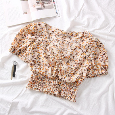 Női blúz spitz nyakkivágással és virágmotívumokkal