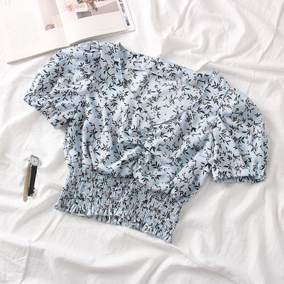 Női blúz spitz nyakkivágással és virágmotívumokkal