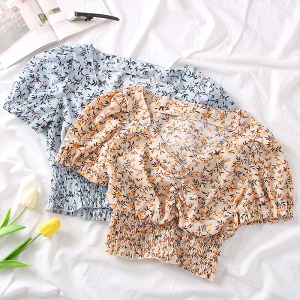 Női blúz spitz nyakkivágással és virágmotívumokkal