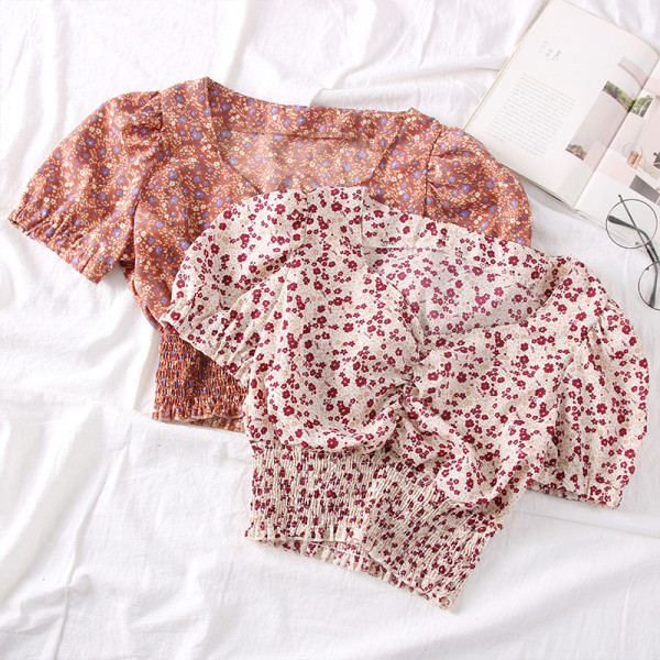 Női blúz spitz nyakkivágással és virágmotívumokkal