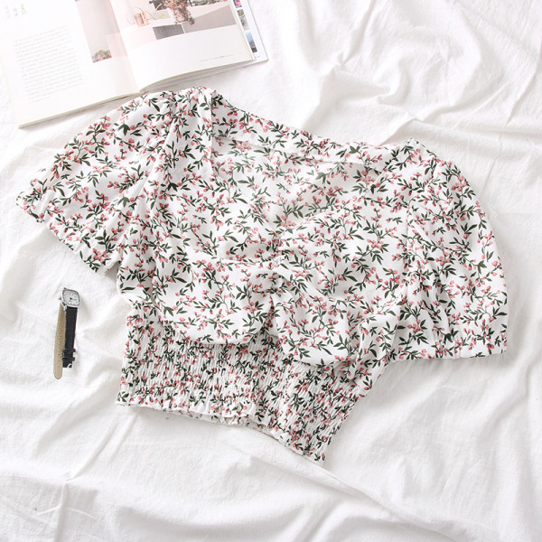 Női blúz spitz nyakkivágással és virágmotívumokkal