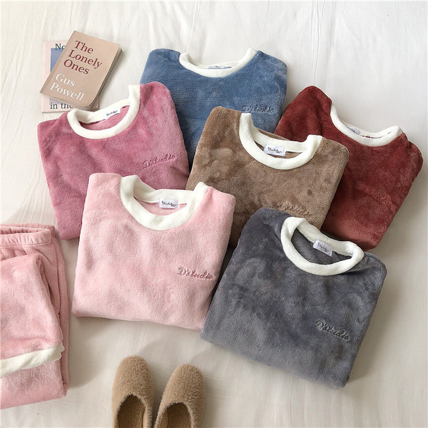 Női pehely pizsama hímzéssel és ovális nyakkivágással