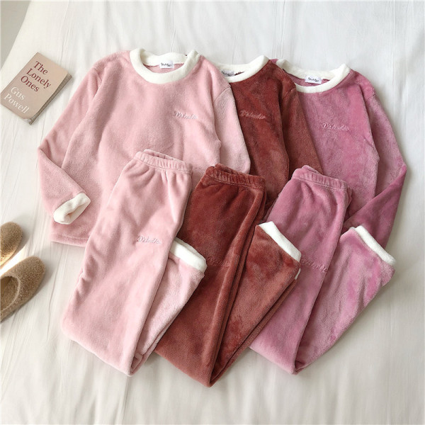 Női pehely pizsama hímzéssel és ovális nyakkivágással