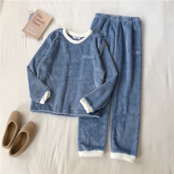 Női pehely pizsama hímzéssel és ovális nyakkivágással