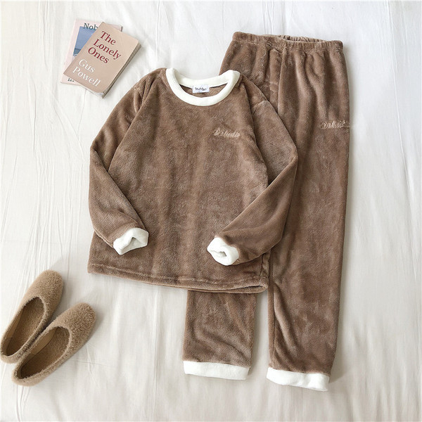 Női pehely pizsama hímzéssel és ovális nyakkivágással