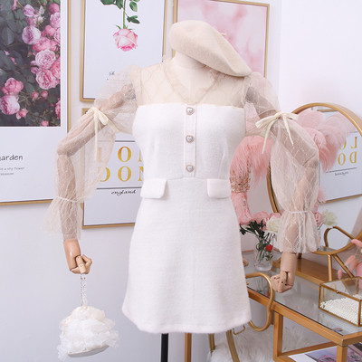 Női ruha gombokkal, spitz nyakkivágással és pecsét ujjakkal