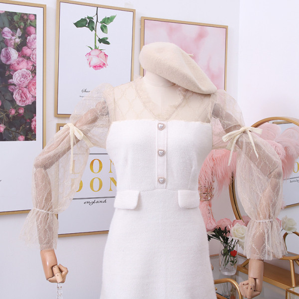 Női ruha gombokkal, spitz nyakkivágással és pecsét ujjakkal